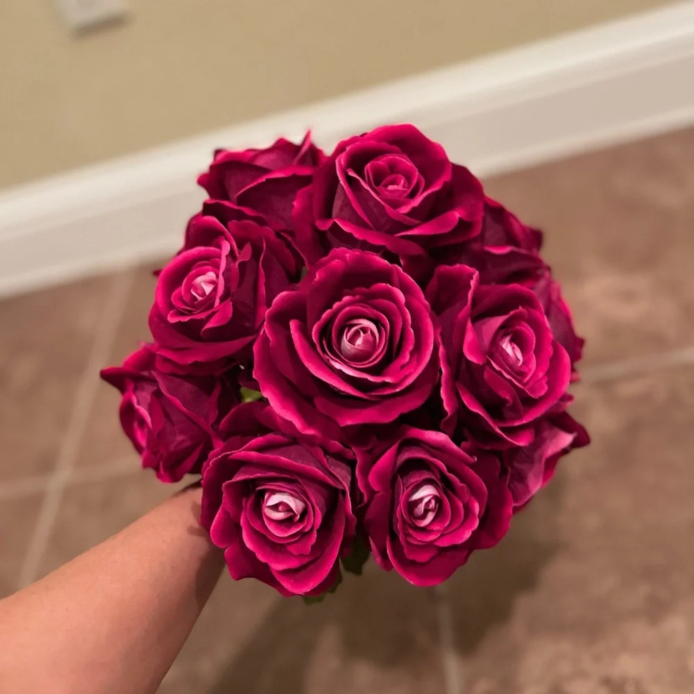 Bouquet with 12 (1 dozen) faux deep red/burgundy roses - Picture 6 of 7
